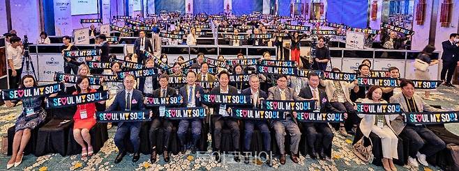 "길기연 서울관광재단 대표이사(왼쪽에서 6번째)가 9.10.(화) 소피텔 앰배서더 서울 호텔에서 열린 '2024 서울의료관광 국제트래블마트' 개막을 알리는 세리머니를 하고 있다 (1)" "(참고사진) 2023 서울의료관광국제트래블마트 사진 (1)"