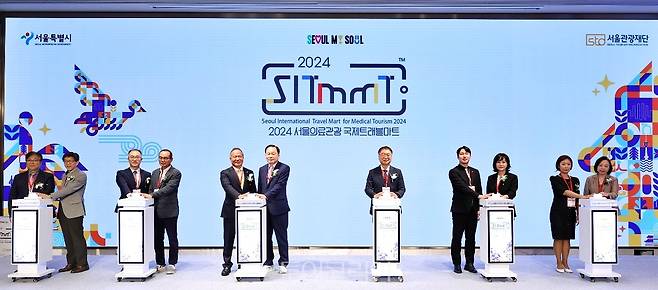 "길기연 서울관광재단 대표이사(왼쪽에서 6번째)가 9.10.(화) 소피텔 앰배서더 서울 호텔에서 열린 '2024 서울의료관광 국제트래블마트' 개막을 알리는 세리머니를 하고 있다 (1)" "(참고사진) 2023 서울의료관광국제트래블마트 사진 (1)"