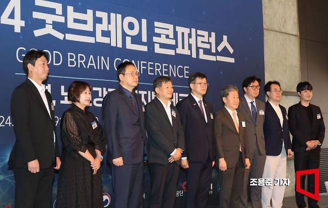 11일 서울 중구 더플라자호텔 다이아몬드홀에서 아시아경제 주최로 열린 '2024 굿브레인 콘퍼런스'에서 주요 내빈과 강연자들이 기념촬영을 하고 있다. 왼쪽부터 신범수 아시아경제 편집국장, 홍윤희 국민건강보험공단 홍보실장, 강석연 식품의약품안전처 서울지방청장, 우병현 아시아경제 대표, 이기일 보건복지부 1차관, 차순도 한국보건산업진흥원장, 김석주 대한수면의학회 이사장, 최종민 삼성전자 상무, 이동헌 에이슬립 대표. 사진=조용준 기자 jun21@