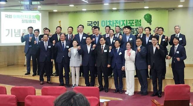11일 오전 서울 영등포구 국회의원회관 제2소회의실에서 열린 22대 국회 '이차전지 포럼' 창립총회에서 참석자들이 기념 촬영을 하고 있다. 사진=최서윤 기자