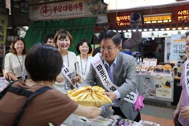 망원시장 장 보는 박강수 마포구청장