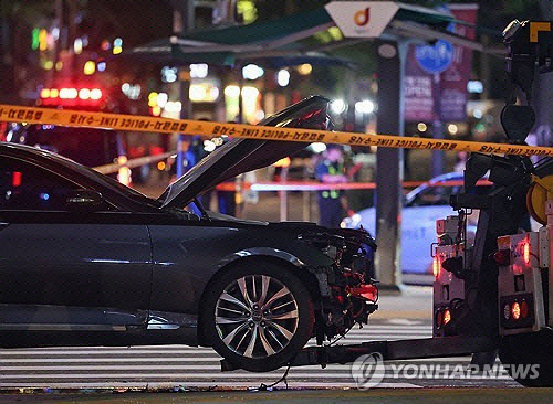 지난달 1일 교통사고가 발생한 서울 시청역 인근 교차로에서 경찰이 완전히 파괴된 차량 한 대 주변을 통제하고 있다. 연합뉴스