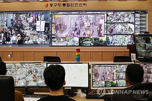 지난해 서울 중구청 통합안전센터에서 시연된 지능형 CCTV 관제시스템. [연합뉴스]