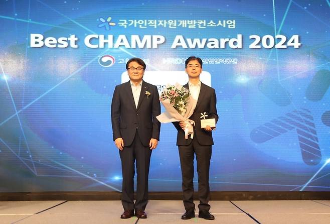 이용필 한국인터넷진흥원 보안인재단장(오른쪽)이 지난 4일 열린 'Best CHAMP Award 2024 성과평가 우수기관 시상식'에서 이우영 한국산업인력공단 이사장과 기념촬영을 하고 있다.(한국인터넷진흥원 제공)