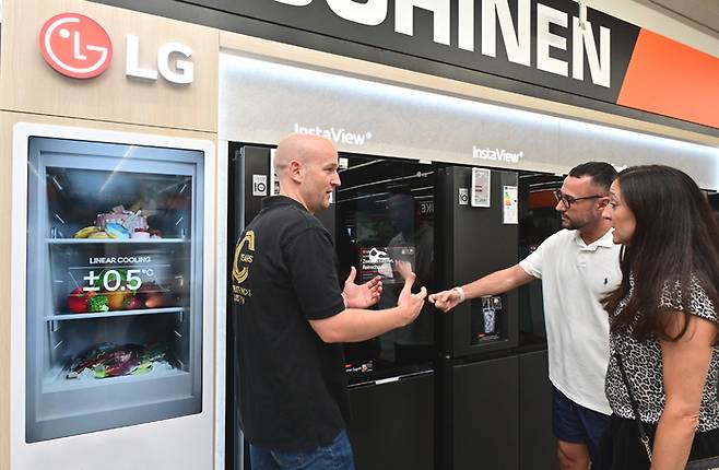 자툰 매장에서 고객이 LG전자 인스타뷰 냉장고를 살펴보고 있다.