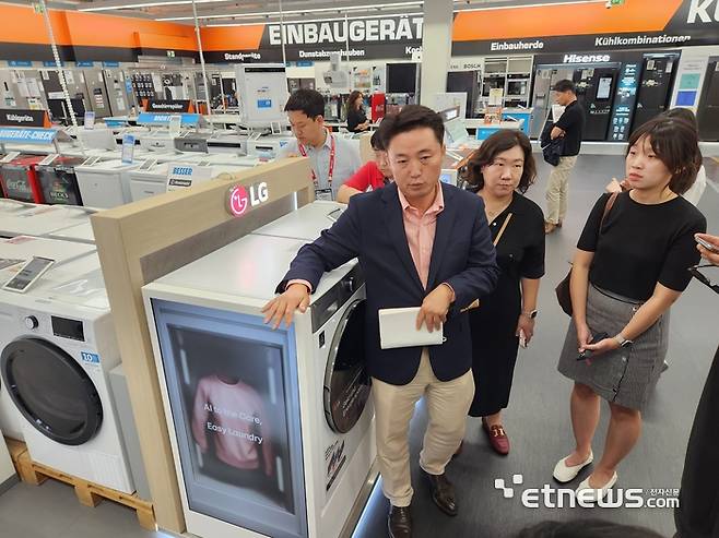 김현식 LG전자 독일법인 리빙PD 팀장(사진 왼쪽)이 베를린 자툰 매장에서 유럽시장 전략을 설명하고 있다.