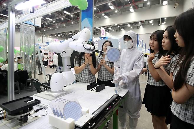 대구 엑스코에서 개막한 ‘대구교육청 직업교육박람회-특·마(특성화고·마이스터고) 페스티벌’을 찾은 학생들이 대구반도체마이스터고 부스에서 웨이퍼 이송공정을 신기한 듯 바라보고 있다.(ⓒ뉴스1, 무단 전재-재배포 금지)
