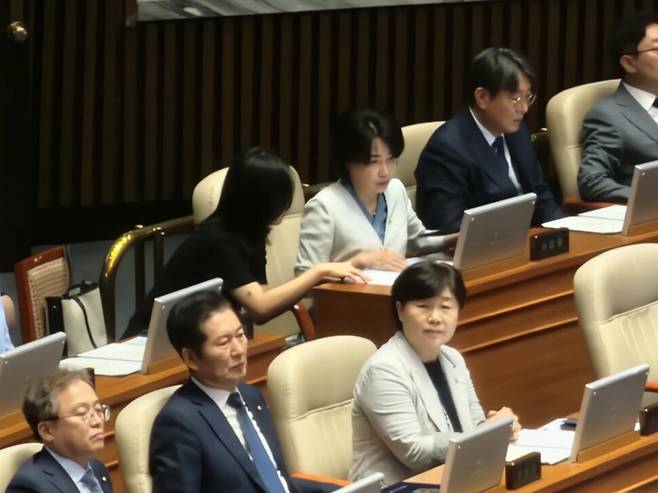 서미화 민주당 의원의 의사 진행을 돕는 노민경 비서관이 의원석 옆에 앉아 도움을 주고 있다. 서미화 의원실 제공