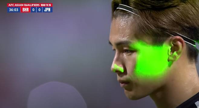 11일 바레인 국립경기장에서 열린 2026 FIFA 북중미 월드컵 아시아 3차 예선 C조 3차전에서 페널티킥을 준비하고 있는 일본 우에다 아야세의 얼굴을 향한 바레인 관중들의 레이저 공격. 사진=AFC