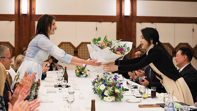 미국 연방 상원의원단 및 배우자 초청 만찬에서 빌 해거티 상원의원의 배우자로부터 생일 축하 꽃다발 받는 김건희 여사 2024.9.2 [대통령실 제공]