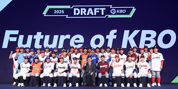 11일 오후 서울 송파구 롯데호텔월드에서 열린 '2025 KBO 신인 드래프트'에서 지명된 신인들이 기념 촬영을 하고 있다. [사진=뉴시스]