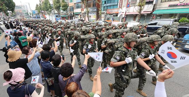 11일 오후 인천 중구 동인천역 인근에서 해병대 장병들이 제74주년 인천상륙작전 기념 시가행진을 하고 있다. 뉴시스