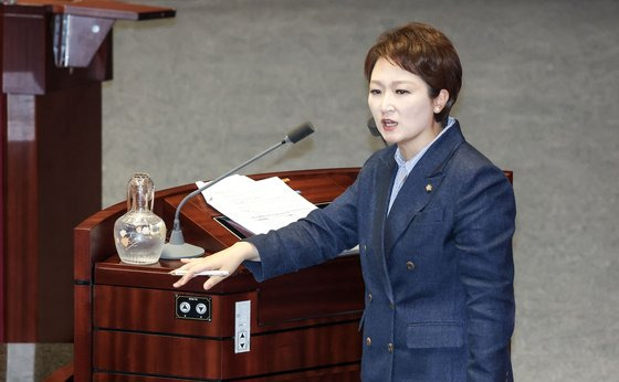 11일 국회 본회의장에서 열린 대정부질문(경제 분야)에서 이언주 더불어민주당 의원이 항의하고 있는 국민의힘 의원들을 향해 목소리를 높이고 있다. 김성룡 기자