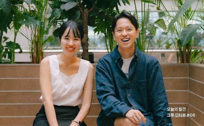 카카오 서비스비즈 커머스 이유리 선물하기기획 크루(왼쪽)와 송현도 선물하기마케팅 크루. 사진=카카오 제공