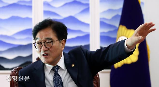 우원식 국회의장이 지난 9일 서울 여의도 국회의장 집무실에서 경향신문과 인터뷰를 하고 있다. 서성일 선임기자