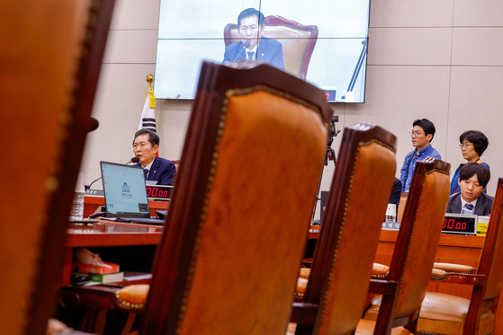 Chairs on the right side of the Legislation and Judiciary Committee meeting room in the National Assembly are left empty after lawmakers from the People Power Party stormed out to protest Democratic Party members' decision to approve two controversial bills. [NEWS1]