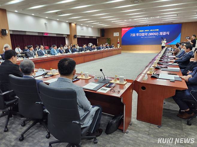 충남도는 11일 도청 대회의실에서 김태흠 지사를 비롯해 박상돈 천안시장 등 8개 시군 단체장·부단체장, 박두영 엔필드씨에이 대표를 비롯한 30개 기업 대표가 투자협약을 체결했다. 사진=홍석원 기자