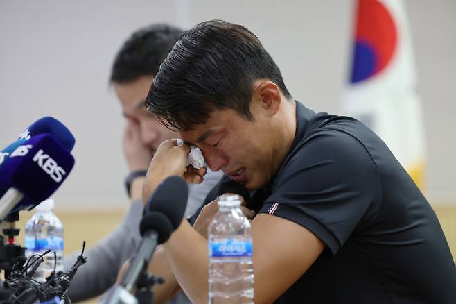 11일 기자회견 중 눈물을 흘리는 손준호. 연합뉴스