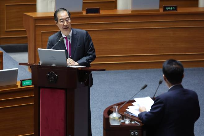 사진은 한덕수 국무총리가 9일 오후 국회 본회의장에서 열린 본회의 정치 분야 대정부질문에서 더불어민주당 박지원 의원의 질문에 답하고 있는 모습. 연합뉴스