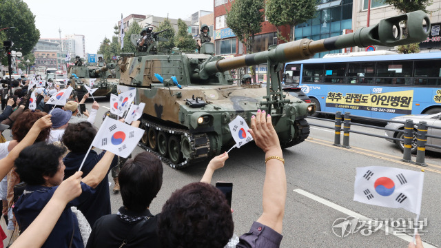 제74주년 인천상륙작전 기념 시가행진'이 열린 11일 인천 중구 유동삼거리 인근에서 육군 17사단 기갑차량들이 행진하고 있다. 조병석기자