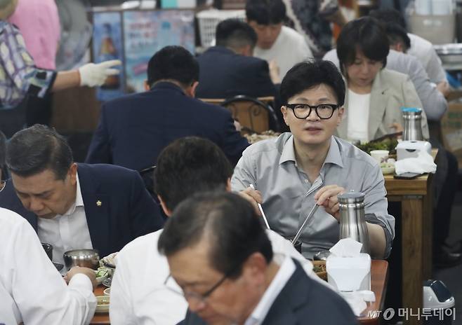 (부산=뉴스1) 윤일지 기자 = 한동훈 국민의힘 대표가 11일 부산 금정구 서동미로시장에서 돼지국밥 식당을 찾아 점심을 먹고 있다. 2024.9.11/뉴스1  Copyright (C) 뉴스1. All rights reserved. 무단 전재 및 재배포,  AI학습 이용 금지. /사진=(부산=뉴스1) 윤일지 기자