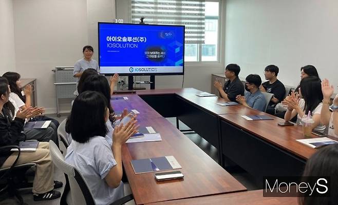 지역기업 탐방 프로그램에 참여한 광주의 한 중소기업 관계자가 광주대학교 재학생과 지역청년들에게 회사 소개를 하고 있다/사진=광주대학교 제공.