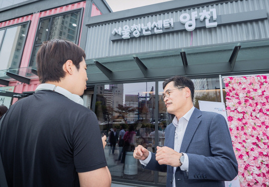 이기재(오른쪽) 양천구청장이 서울청년센터 양천에서 청년과 대화하고 있다. 양천구청 제공