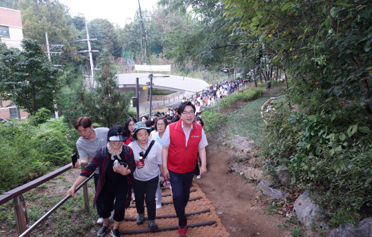 박일하(앞줄 오른쪽) 서울 동작구청장이 지난 9일 국사봉 생태육교 준공식을 마치고 인근 둘레길을 걸으며 현장을 점검하고 있다. 동작구청 제공