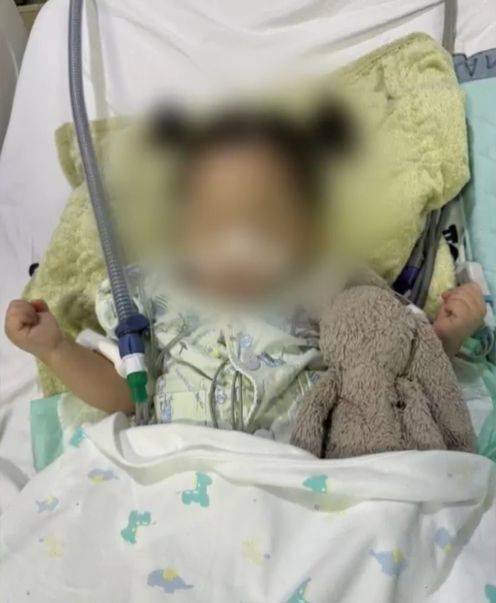 두 살배기 여자아이가 열과 경련으로 위급한 상황에서 응급실 11곳으로부터 진료를 거부당해 결국 의식불명에 빠졌다. 사진=KBS 방송화면