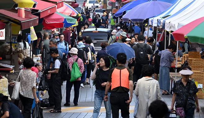 지난 9일 오전 경기도 성남시 모란시장을 찾은 시민들이 물건을 구경하고 있다. 성남=임세준 기자