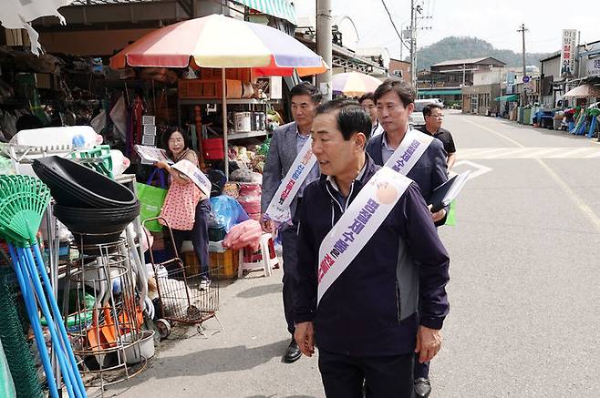 [창녕=뉴시스] 안지율 기자 = 성낙인 창녕군수가 전통시장을 찾아 상인들을 격려하고 있다. (사진=창녕군 제공) 2024.09.11. photo@newsis.com *재판매 및 DB 금지