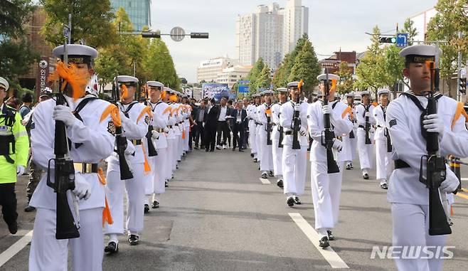 [인천=뉴시스] 전진환 기자 = 제73주년 인천상륙작전 전승기념 호국보훈 거리행진이 열린 15일 오후 인천 중구 경인로에서 해군 의장대가 행진을 하고 있다.  2023.09.15. amin2@newsis.com