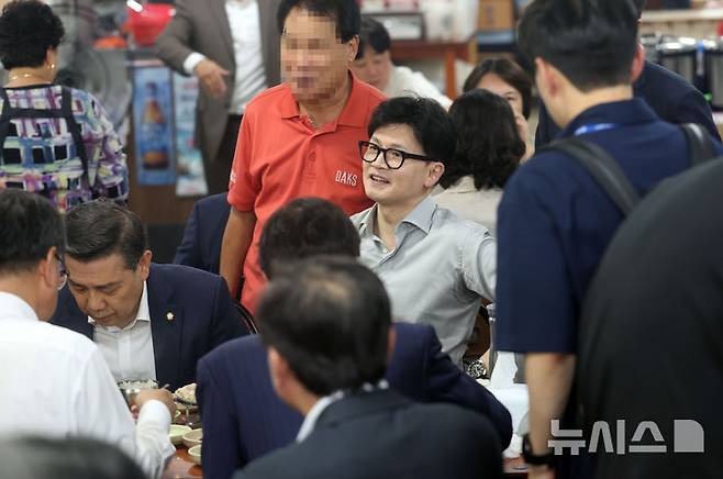 [부산=뉴시스] 하경민 기자 = 한동훈 국민의힘 대표가 11일 부산 금정구 서동미로시장 내 돼지국밥집을 방문, 시민과 기념사진을 찍고 있다. 2024.09.11. yulnetphoto@newsis.com