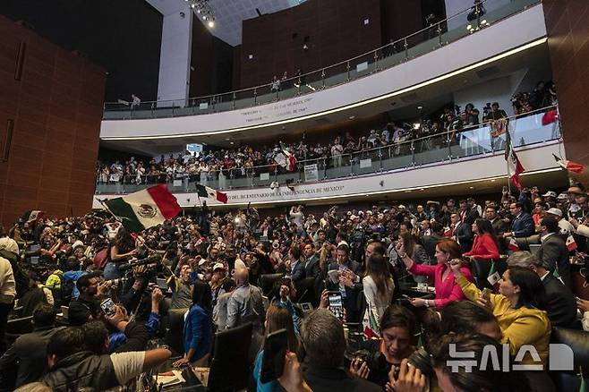 [멕시코시티=AP/뉴시스] 10일(현지시각) 멕시코 멕시코시티에서 정부의 사법 개편안에 반대하는 시위대가 국회의사당 상원회의장을 점거하고 있다. 2024.09.11.