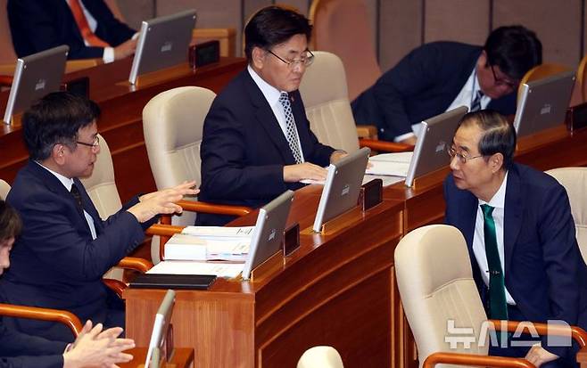 [서울=뉴시스] 조성봉 기자 = 한덕수 국무총리가 11일 오후 서울 여의도 국회에서 열린 제418회국회(정기회) 제6차 본회의 대정부질문(경제)에서 최상목(왼쪽) 경제부총리 겸 기재부 장관과 대화하고 있다. 2024.09.11. suncho21@newsis.com