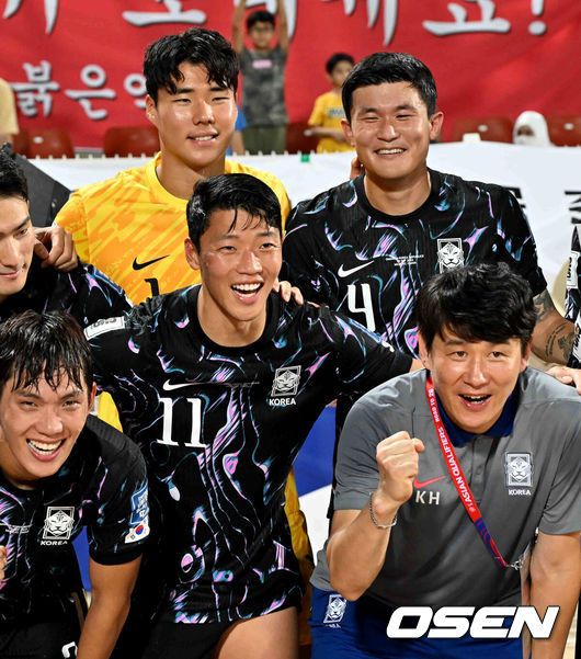 [OSEN=무스카트(오만) 민경훈 기자] 홍명보 감독이 이끄는 대한민국 축구 국가대표팀은 10일 오후 11시(이하 한국시간) 오만 무스카트의 술탄 카부스 종합운동장에서 오만과 2026 국제축구연맹(FIFA) 북중미 월드컵 아시아 지역 3차 예선 B조 2차전 맞대결에서 3-1 승리를 거뒀다.이로써 홍명보호는 지난 팔레스타인전 충격을 딛고 첫 승을 신고하는 데 성공했다.경기 종료 후 대한민국 선수들이 기념촬영을 하고 있다. 2024.09.10 / rumi@osen.co.kr