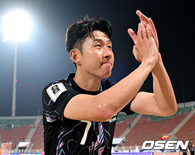 [OSEN=무스카트(오만) 민경훈 기자] 홍명보 감독이 이끄는 대한민국 축구 국가대표팀은 10일 오후 11시(이하 한국시간) 오만 무스카트의 술탄 카부스 종합운동장에서 오만과 2026 국제축구연맹(FIFA) 북중미 월드컵 아시아 지역 3차 예선 B조 2차전 맞대결에서 3-1 승리를 거뒀다.이로써 홍명보호는 지난 팔레스타인전 충격을 딛고 첫 승을 신고하는 데 성공했다.경기 종료 후 대한민국 손흥민이 팬들을 향해 인사를 하고 있다. 2024.09.10 / rumi@osen.co.kr