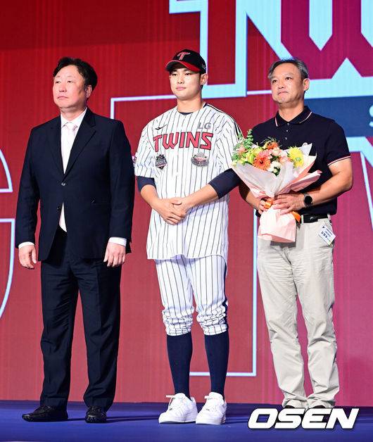 [OSEN=지형준 기자] 11일 오후&nbsp;서울 잠실 롯데호텔 월드에서 2025 KBO 신인 드래프트가 열렸다.2025 KBO&nbsp;신인 드래프트는 전면 드래프트 방식으로 진행된다. 지명은 1라운드부터 11라운드까지 이뤄지며, 2023년도 구단 순위의 역순인 키움-한화-삼성-롯데-KIA-두산-NC-SSG-KT-LG 순서로 실시된다.서울고 김영우가 LG에 1라운드 지명되며 차명석 단장, 아버지와 포즈를 취하고 있다. 2024.09.11 / jpnews@osen.co.kr