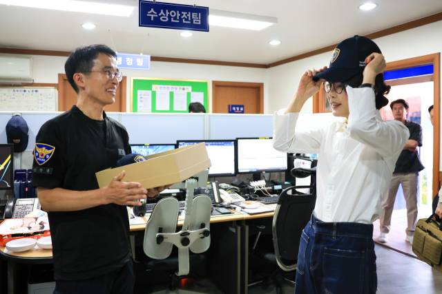 ▲김건희 여사가 10일 '세계 자살 예방의 날'을 맞아 한강경찰대 망원치안센터를 찾아 근무자들을 격려한 뒤 한강경찰대 모자를 선물 받고 있다. ⓒ연합뉴스