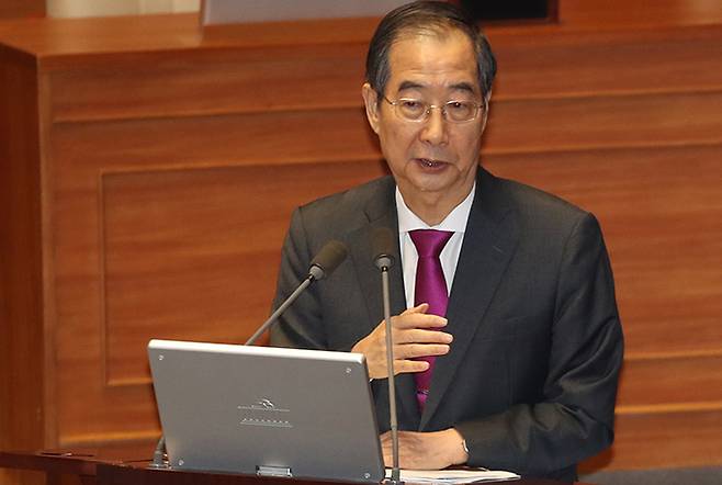 한덕수 국무총리가 9일 오후 서울 여의도 국회 본회의장에서 열린 정치 분야 대정부질문에서 박지원 더불어민주당 의원의 질의에 답하고 있다. 뉴스1