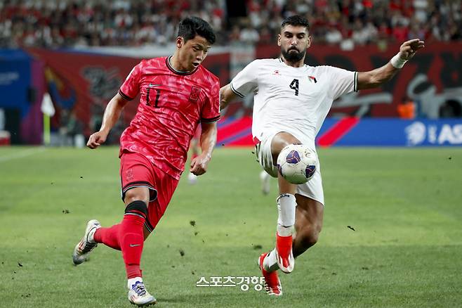 한국 축구대표팀 황희찬이 5일 서울월드컵경기장에서 열린 2026 북중미 월드컵 아시아 3차 예선 B조 1차전 팔레스타인과의 경기에서 돌파하고 있다. 문재원 기자