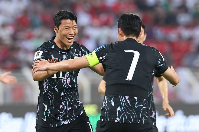 ▲ 홍명보 감독이 논란 속 대표팀 지휘봉을 잡은 이후 한국 대표팀 출발이 좋지 못했다. 팔레스타인과 홈 경기에서 졸전 끝에 무승부로 승점 1점만 가져왔다. 하지만 오만 무스카트의 술탄카부스 스타디움에서 열린 오만과 2026 국제축구연맹(FIFA) 북중미월드컵 아시아지역 3차예선(최종예선) B조 2차전에서 3-1로 이겼다. 손흥민과 황희찬 '프리미어리거' 콤비가 전반 10분 만에 선제골을 넣으며 다득점 승리를 예고했지만 동점골을 허용하며 위태위태했다. 그러나 '캡틴' 손흥민의 한방에 웃을 수 있었다 ⓒ연합뉴스