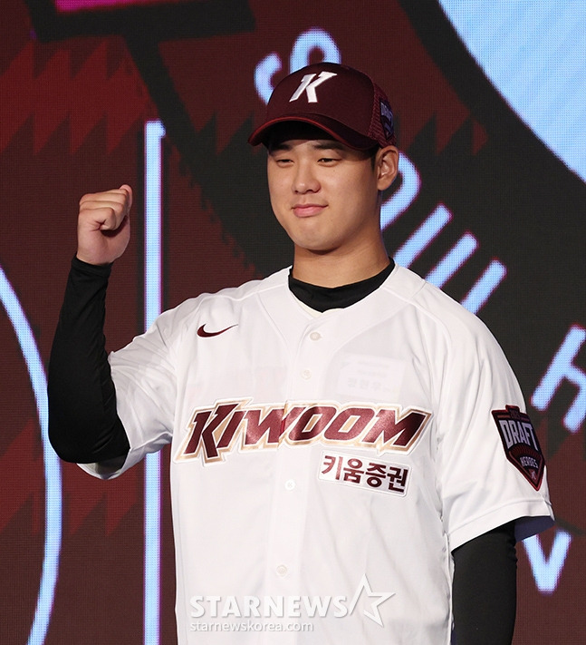 덕수고 정현우가 11일 서울 롯데호텔 월드 크리스탈 볼룸에서 열린 2025 KBO 신인드래프트에서 키움 히어로즈의 전체 1번으로 지명받고 포즈를 취하고 있다.  /사진=김진경 대기자