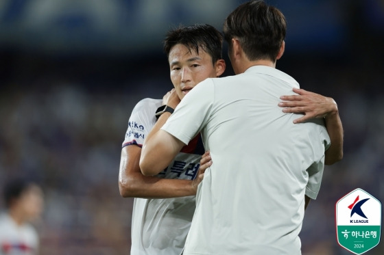 손준호(왼쪽)가 김은중(오른쪽) 수원FC 감독과 포옹하고 있다. /사진=한국프로축구연맹 제공