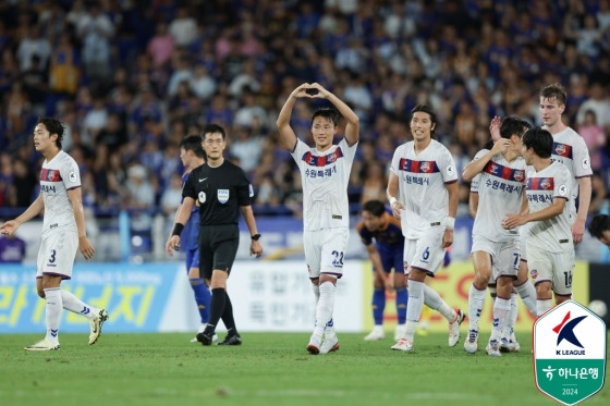 하트 세리머니하는 손준호(가운데). /사진=한국프로축구연맹 제공