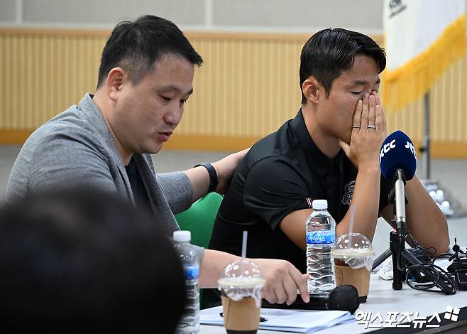 국축구협회로부터 승부 조작 혐의로 중국 내에서 영구 제명 중징계를 받은 수원FC 손준호가 11일 오후 경기도 수원시체육회관에서 간담회를 가졌다. 중국축구협회는 손준호가 부당 이득을 도모하기 위해 부정 거래, 축구 경기 조작, 불법 수익을 취해 스포츠맨십을 위반 및 상실했다고 주장했다. 중국축구협회는 "현 시점에서는 중국 축구 내에서만 금지되는 징계다. 하지만 FIFA에 공식적으로 이의를 제기해 손준호의 처벌을 전 세계적으로 확대할 것"이라고 엄포를 놓았다.  만약 FIFA에서 손준호의 혐의를 인정, 중국축구협회에서 손준호에게 내린 징계 범위를 전 세계로 늘린다면 손준호는 더 이상 축구선수 생활을 할 수 없다.  김한준 기자