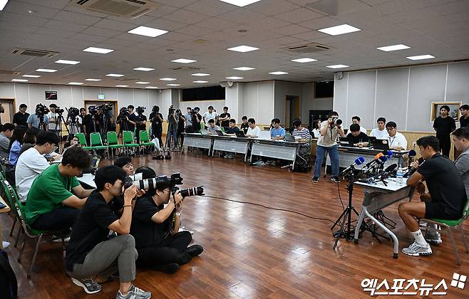 국축구협회로부터 승부 조작 혐의로 중국 내에서 영구 제명 중징계를 받은 수원FC 손준호가 11일 오후 경기도 수원시체육회관에서 간담회를 가졌다. 중국축구협회는 손준호가 부당 이득을 도모하기 위해 부정 거래, 축구 경기 조작, 불법 수익을 취해 스포츠맨십을 위반 및 상실했다고 주장했다. 중국축구협회는 "현 시점에서는 중국 축구 내에서만 금지되는 징계다. 하지만 FIFA에 공식적으로 이의를 제기해 손준호의 처벌을 전 세계적으로 확대할 것"이라고 엄포를 놓았다.  만약 FIFA에서 손준호의 혐의를 인정, 중국축구협회에서 손준호에게 내린 징계 범위를 전 세계로 늘린다면 손준호는 더 이상 축구선수 생활을 할 수 없다.  김한준 기자