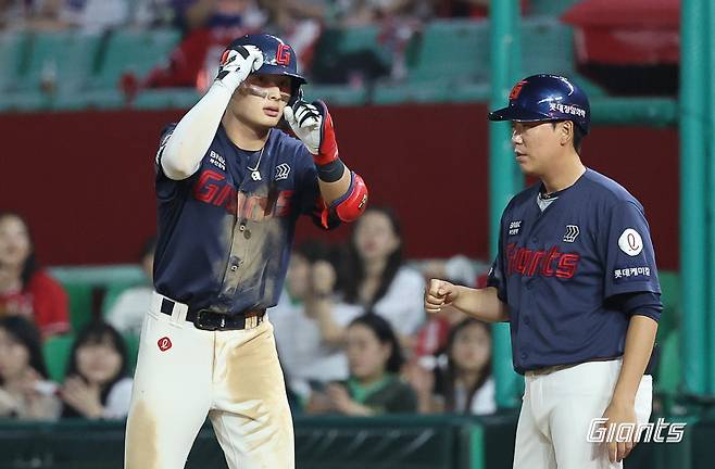 11일 인천SSG랜더스필드에서 열린 2024 신한 SOL Bank KBO리그 롯데 자이언츠와 SSG 랜더스의 경기, 롯데가 10-2 완승을 거두고 2연승을 달성했다. 1번타자로 선발 출전한 윤동희는 4안타 3타점으로 팀 승리를 이끌었다. 롯데 자이언츠