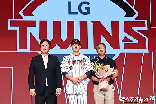 11일 오후 서울 신천동 롯데호텔 월드에서 열린 '2025 KBO 신인 드래프트'에 참석한 서울고 김영우가 1라운드 10순위로 LG에 지명된 뒤 차명석 단장 및 아버지와 기념 촬영을 하고 있다. 잠실, 박지영 기자