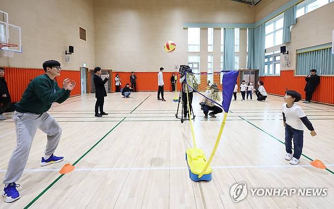 배구선수와 함께하는 늘봄학교 배구 수업 지난 3월 25일 오후 경기도 용인시 기흥구 마성초등학교에서 IBK기업은행 김희진 선수가 늘봄학교 일일 강사를 하고 있다. [연합뉴스 자료사진. 재판매 및 DB 금지]